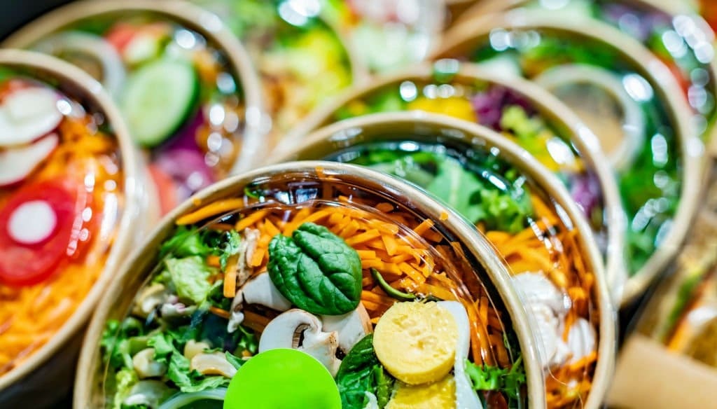 Färgglad catering med fräscha sallader och råvaror