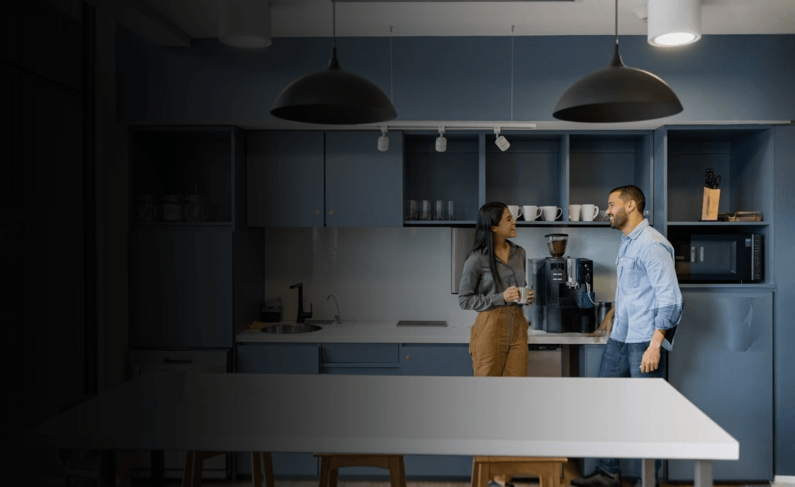En modern arbetsplats med kaffe och människor i samtal