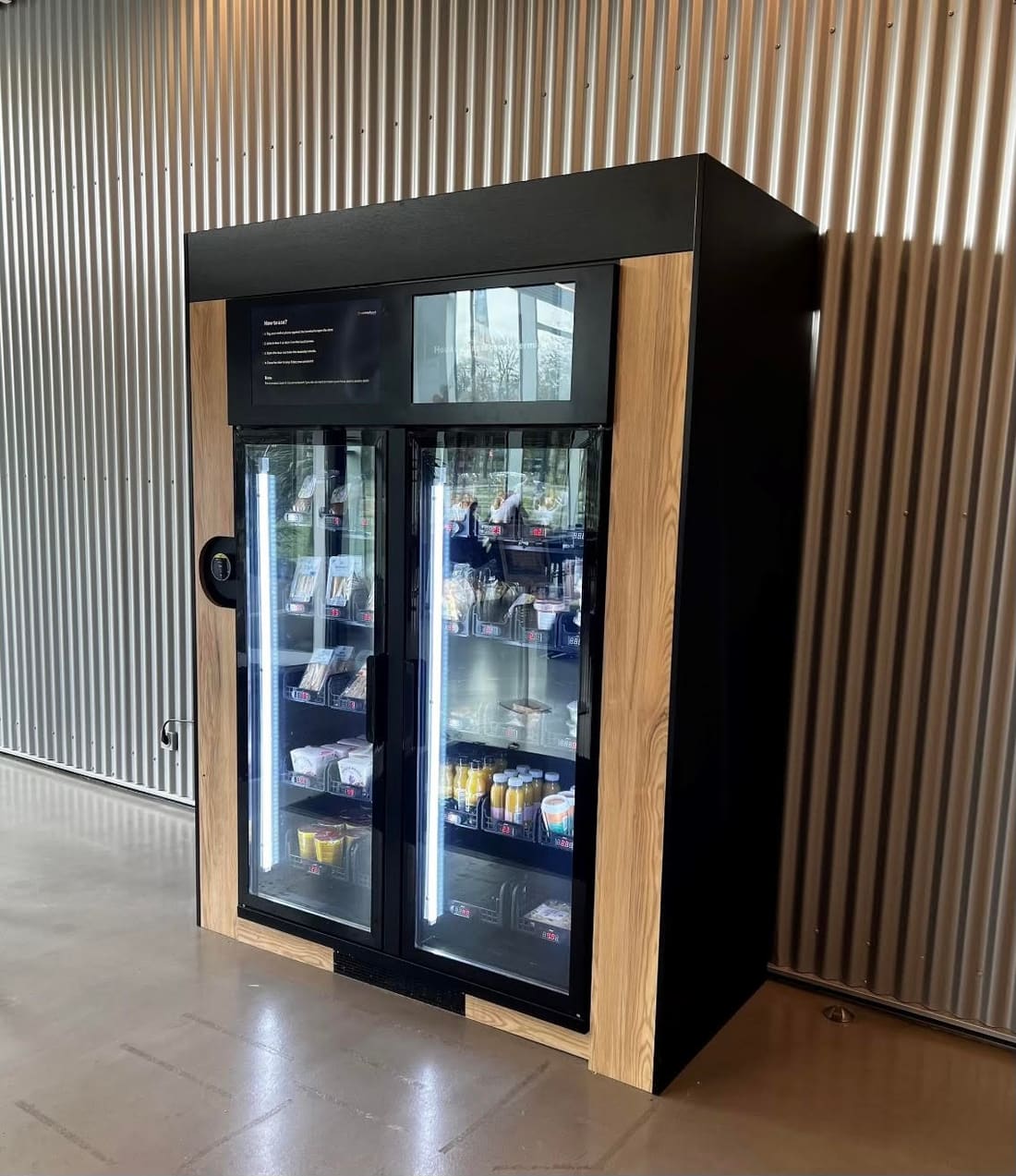 Smartkyl fylld med mat och dryck på en arbetsplats